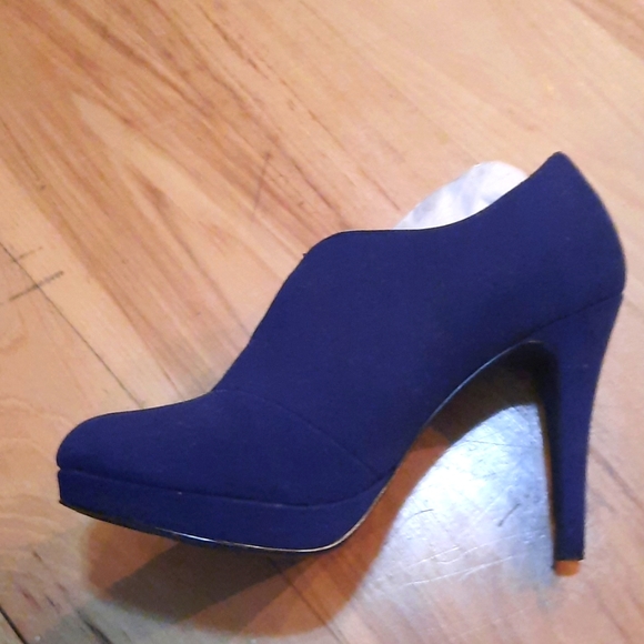 Navy Heels - Picture 3 of 6